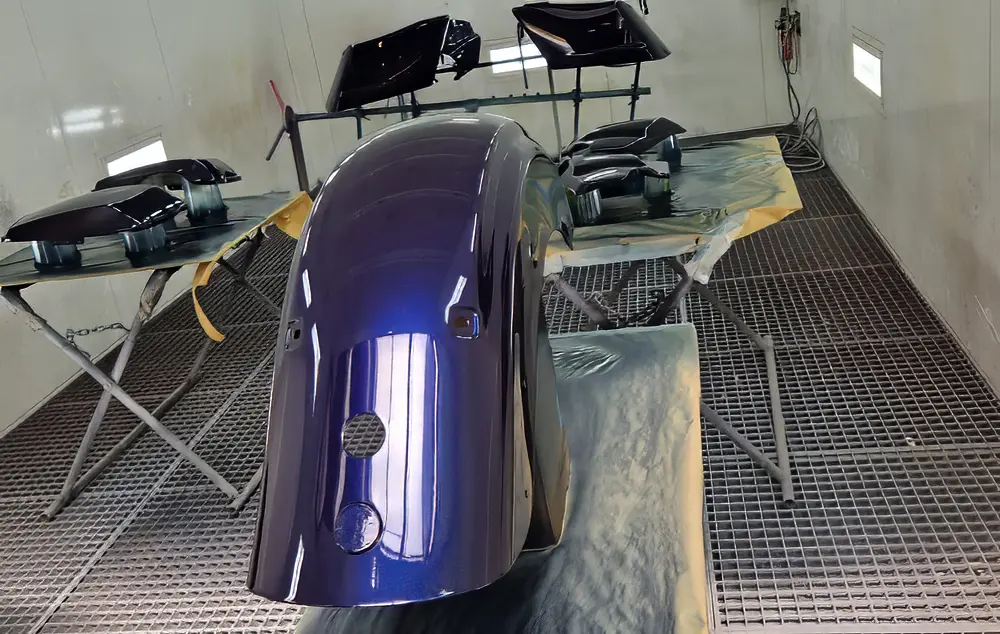 Un homme travaillant sur la peinture d'une voiture