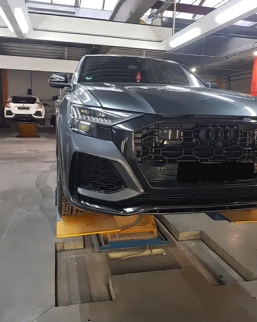 Mécanicien entrain de faire l'entretien d'une voiture