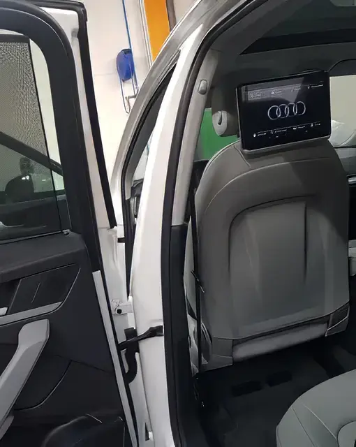 Carrossier faisant l'état des lieux d'un véhicule à réparer